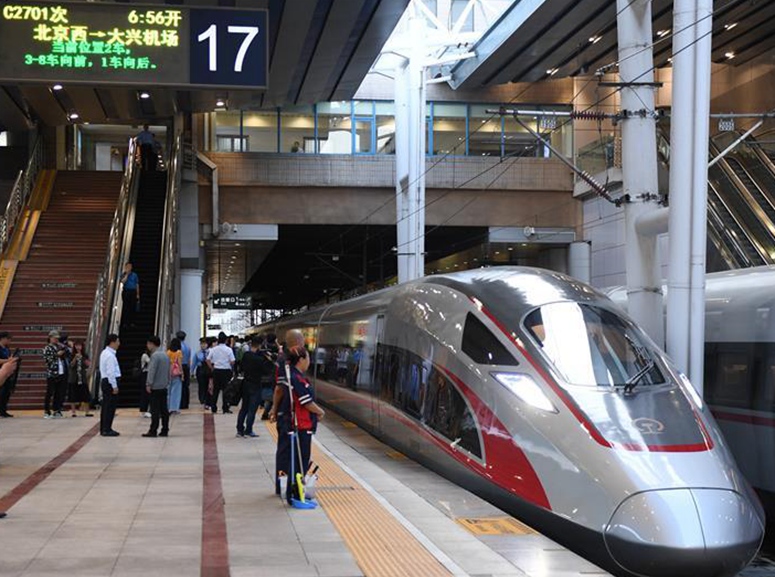 04           베이징-슝안신구 공항철도 베이징 서역-다싱공항 구간 개통           지난 26일 오전 6시 56분 C2701편 첫 열차가 베이징 서역에서 출발하면서 징슝공항철도 베이징-다싱공항 구간이 정식 개통되었다. 천년 고도 베이징과 미래 ‘천년 도시’ 슝안을 연결하는 고속철도인 베이징-슝안신구 공항철도는 중국 스마트 고속철도의 새로운 푯대를 세웠다.                    